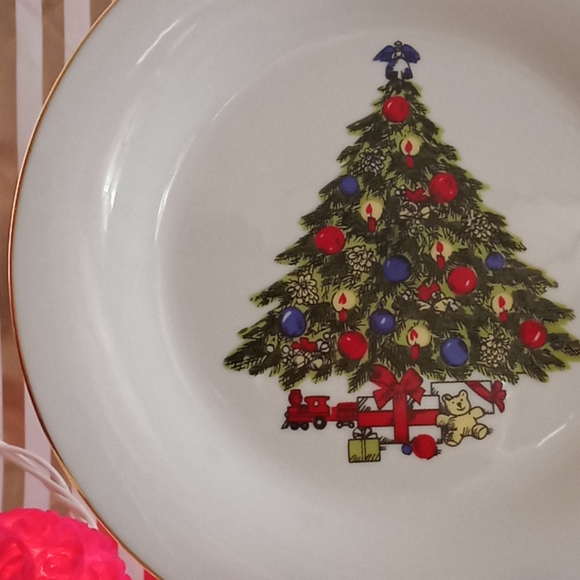 Christmas Tree Plate with gold trim - Picture 3 of 8